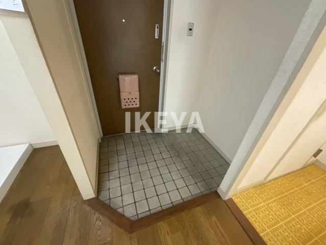 菅北ハイツの玄関