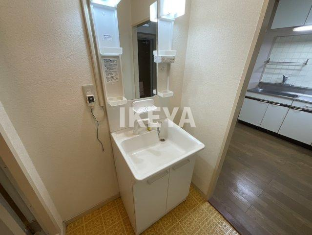 菅北ハイツの洗面所