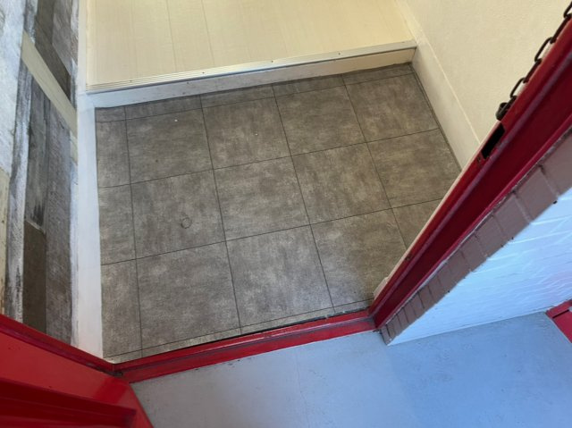 プレゼンス西浜の玄関