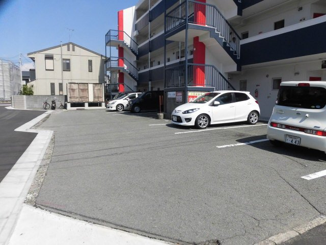 プレゼンス西浜の駐車場