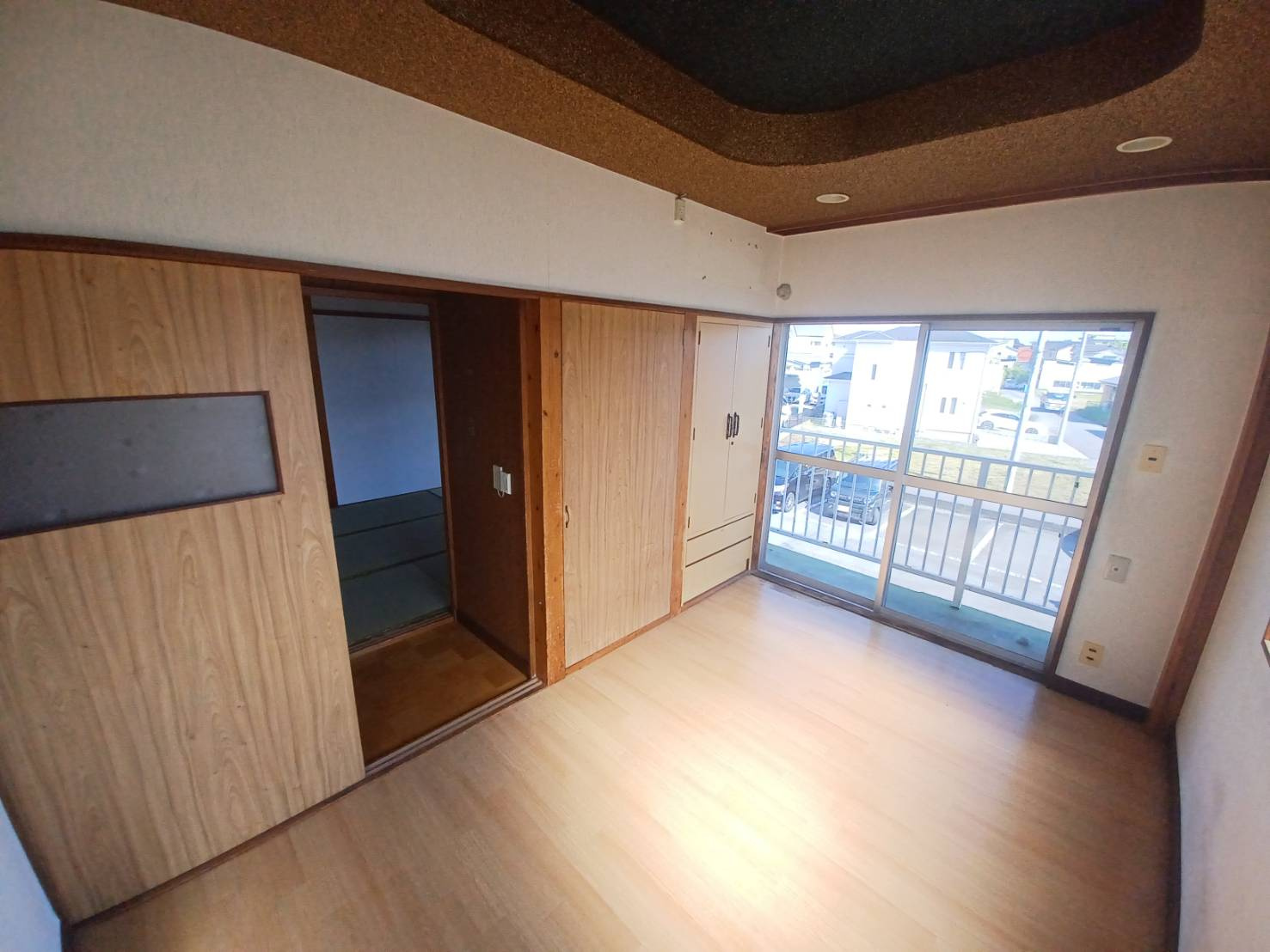 小宅マンションの洋室