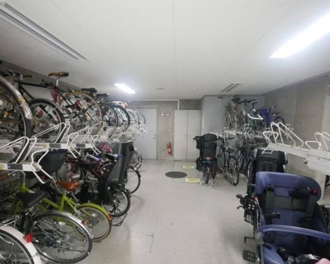アーデン神保町の駐車場