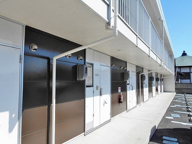 レオパレスセンチュリーの玄関