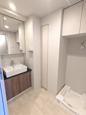 GEO ENT AKIHABARAの洗面所|2面鏡付ハンドシャワー付独立洗面台、タオルラックの上にスマホストレージ付きです、排水口のお手入れしやすく手前中央に配置し、足高の防水パンです