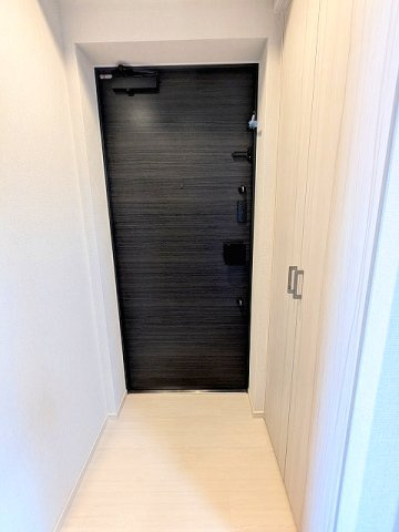 GEO ENT AKIHABARAの設備|ディンプルキーのダブルロックとタッチキーのセキュリティ、人感センサー付玄関ライト