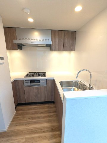 GEO ENT AKIHABARAの設備|グリル付ガス3口L字システムキッチン、瀟洒でお手入れ楽なガラストップコンロです