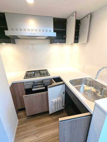 GEO ENT AKIHABARAの設備|グリル付ガス3口L字システムキッチン、瀟洒でお手入れ楽なガラストップコンロです