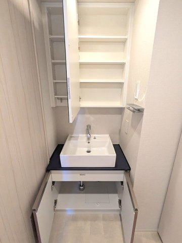 GEO ENT AKIHABARAの設備|2面鏡付ハンドシャワー付独立洗面台