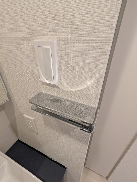 GEO ENT AKIHABARAの設備|タオルラックの上にスマホストレージ付きです