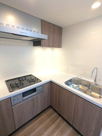 GEO ENT AKIHABARAのキッチン|グリル付ガス3口L字システムキッチン、瀟洒でお手入れ楽なガラストップコンロです