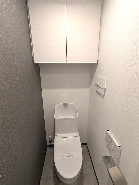 ルジュール神田須田町のトイレ|ペーパーホルダーにスマホストレージ付の温水洗浄便座です