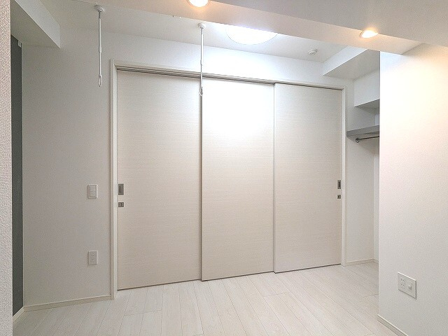 ルジュール神田須田町の設備|リビングと洋室にエアコンと照明付きです、洋室にダウンライト付きです、洋室に取り外し機能付き室内物干し設備付き、オープンクローゼット付き