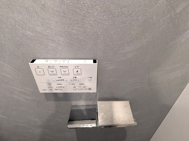 ルジュール神田須田町の設備|ペーパーホルダーにスマホストレージ付の温水洗浄便座です