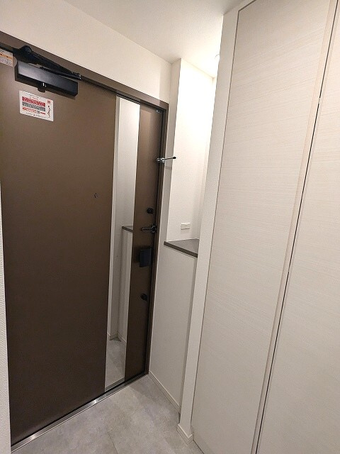 ルジュール神田須田町の設備|ディンプルキーのダブルロックセキュリティ、姿見鏡付きです