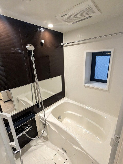 ルジュール神田須田町の浴室|窓付、追焚オートバス、浴室換気乾燥機、ワイドシャワーヘッド