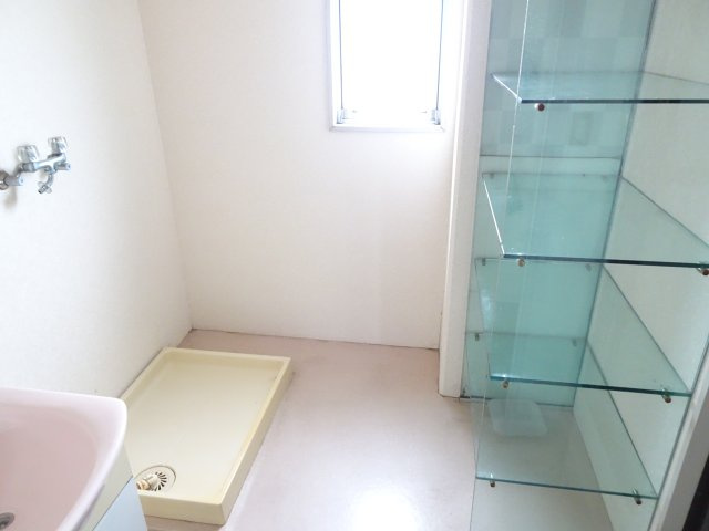 プレアール大垣本町の洗面所|ガラス製の収納棚付き
