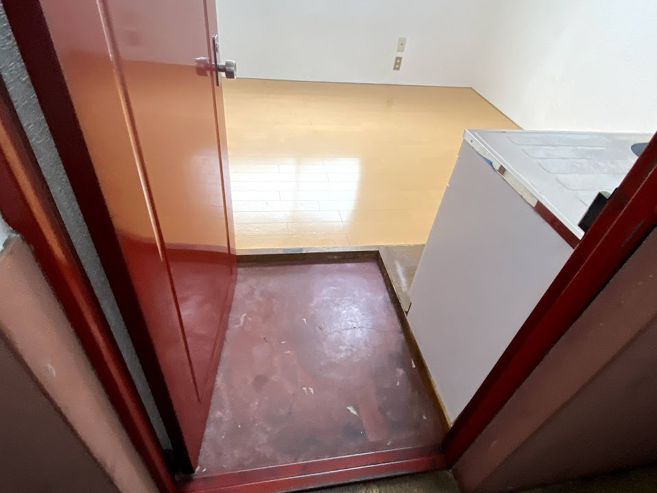 ハイツウエストリバーの玄関