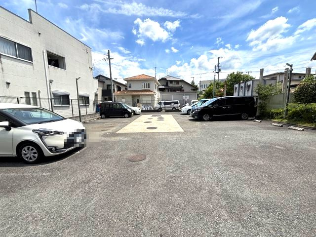 リーヴァ三日市の駐車場