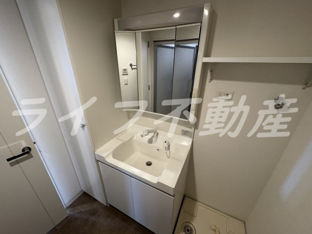 レジディア玉造の独立洗面台|朝の支度にも助かる、独立の洗髪洗面化粧台