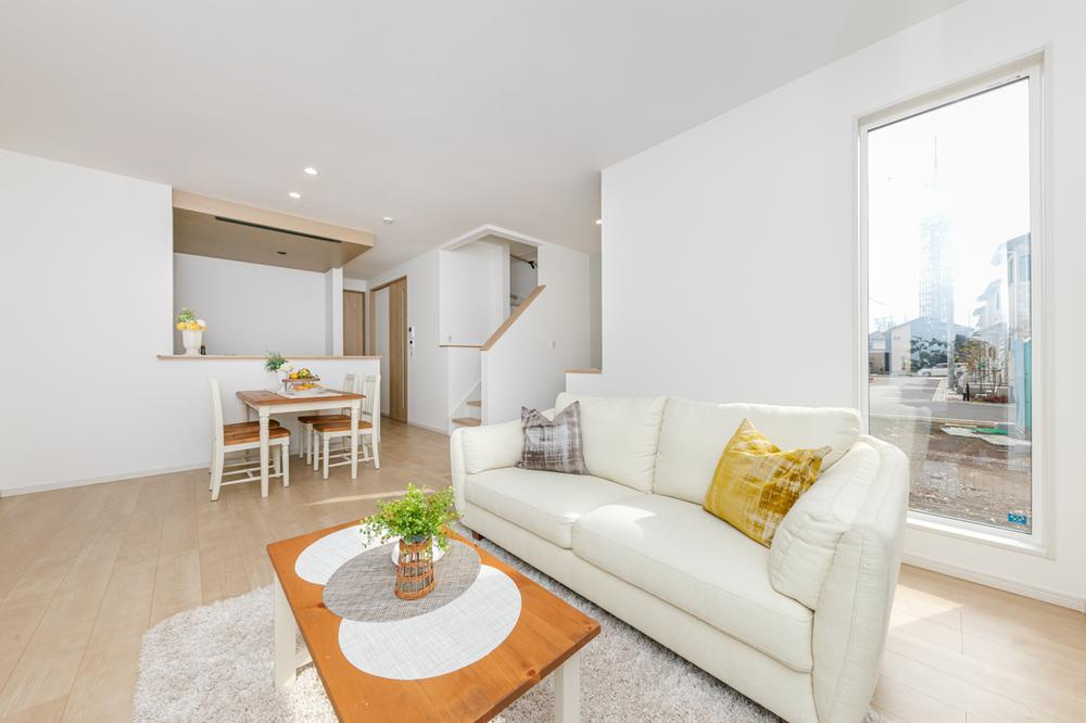 【兼六パークタウン】花小金井33期　全42棟残１棟！の居間・リビング|コミュニケーション重視のリビングイン階段、いつも家族を身近に感じられます