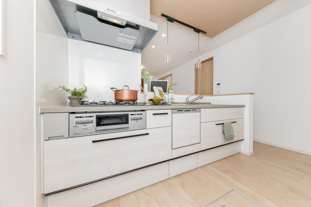 【兼六パークタウン】花小金井33期　全42棟残１棟！のキッチン|食器洗浄機、オールスライド収納を搭載した、機能的な対面キッチンです。