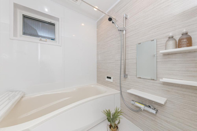 【浴室】 | 【兼六パークタウン】花小金井33期　全42棟 | 換気・乾燥機能に加え、暖房・涼風機能も備えた浴室暖房乾燥機。夏は涼しい状態で、 冬は暖かい状態でお風呂に入れます。また、暖房をつけた状態で浴室のドアを開放しておくことで脱衣所も暖かくなります。