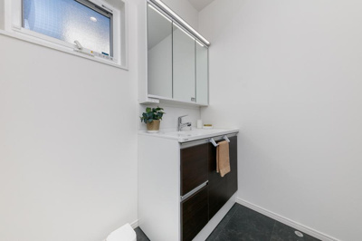 【洗面所】 | 【兼六パークタウン】花小金井33期　全42棟 | 洗面台は身支度の際に背後まで確認しやすい3面鏡タイプです。