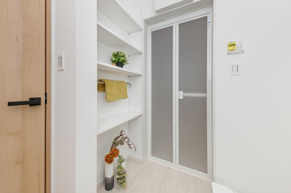 【兼六パークタウン】花小金井33期　全42棟残１棟！の洗面所|洗面所にはオープン収納を備えました。可動棚にタオルなどを並べておけば、入浴時や手洗い時に出し入れしやすく、バスタオルなどを掛けることができるハンガー付きです。