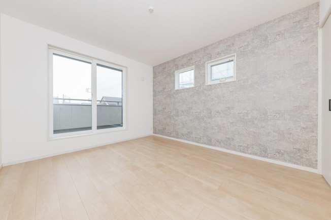 【洋室】 | 【兼六パークタウン】花小金井33期　全42棟 | CLにたくさんの衣類が収まり、アクセントクロスを効果的に使用することで寛ぎのリラックス空間に。