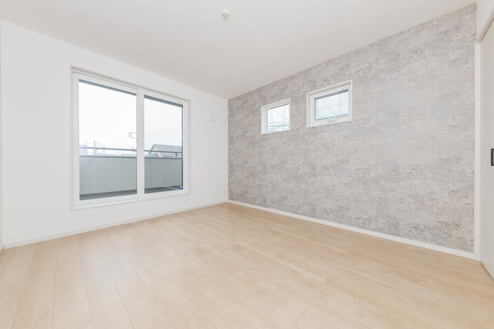 【兼六パークタウン】花小金井33期　全42棟残１棟！の洋室|CLにたくさんの衣類が収まり、アクセントクロスを効果的に使用することで寛ぎのリラックス空間に。