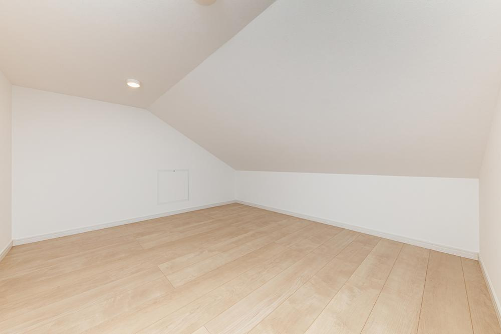 【兼六パークタウン】花小金井33期　全42棟残１棟！の収納|大きな荷物やシーズンオフの家電なども運びやすい固定階段付き小屋裏収納です。6.0帖の広さがあり、収納以外にもアイデアで自由に使えます。