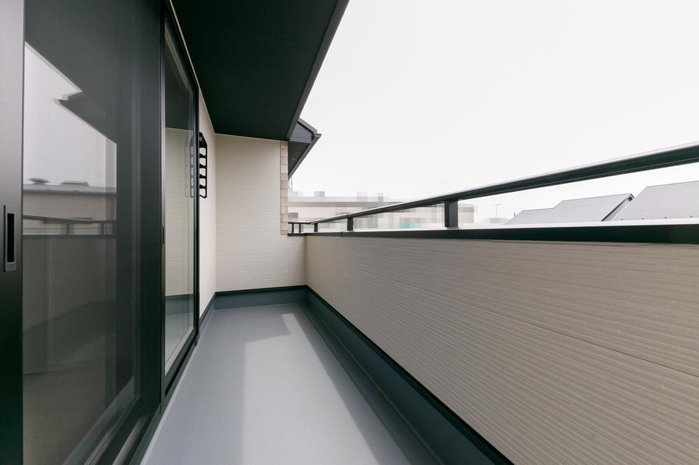 【兼六パークタウン】花小金井33期　全42棟残１棟！のバルコニー|主寝室から出入りができるバルコニーは、手すりを使って複数の布団を干すことができ、1日を通して明るい南向き。洗濯物が乾きやすく、畳まずそのままWICや各居室のCLへ仕舞うことも。