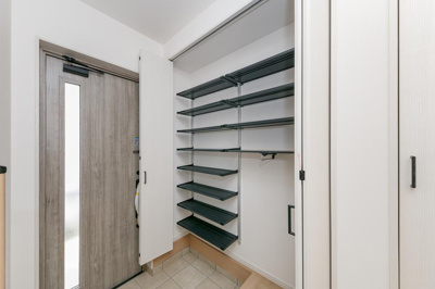 【玄関】 | 【兼六パークタウン】花小金井33期　全42棟 | 玄関ドアは外の光を採りこむスリット入り。各階のホール収納など、多彩な収納を邸内随所に。土間収納は天井までの大容量タイプ×吊戸式や可動棚により、スペースを無駄なくご使用いただけます。