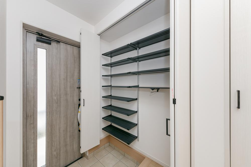 【兼六パークタウン】花小金井33期　全42棟残１棟！の玄関|玄関ドアは外の光を採りこむスリット入り。各階のホール収納など、多彩な収納を邸内随所に。土間収納は天井までの大容量タイプ×吊戸式や可動棚により、スペースを無駄なくご使用いただけます。