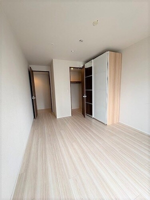 【その他】 | 大阪ひびきの街　ザ・サンクタスタ | 洋室約9.5畳(鏡付きワードローブあり)