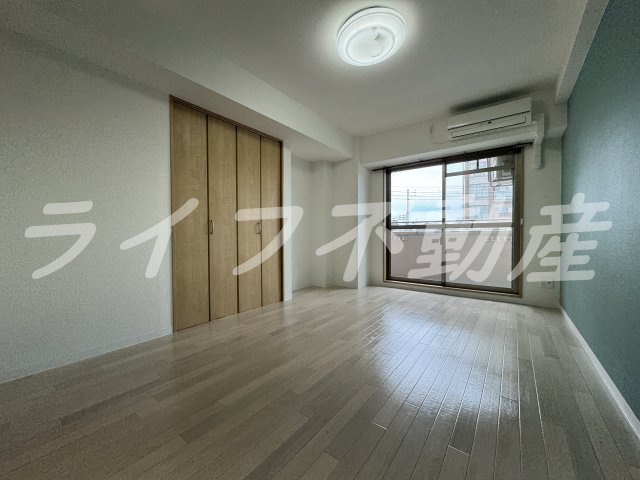 ルミエール大今里の洋室|落ち着いた色調の洋室です