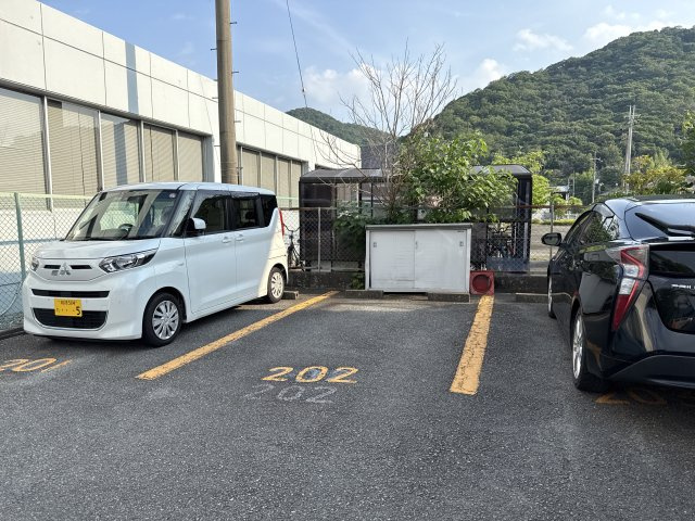 メゾン唐々の駐車場