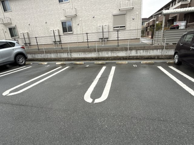 ジュワイユー・ベルⅡの駐車場