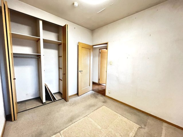 ファミールハイツ泉大津SHC 2番館の収納|クローゼットにはハンガーパイプが付いているので、洋服も綺麗に収納できますね！