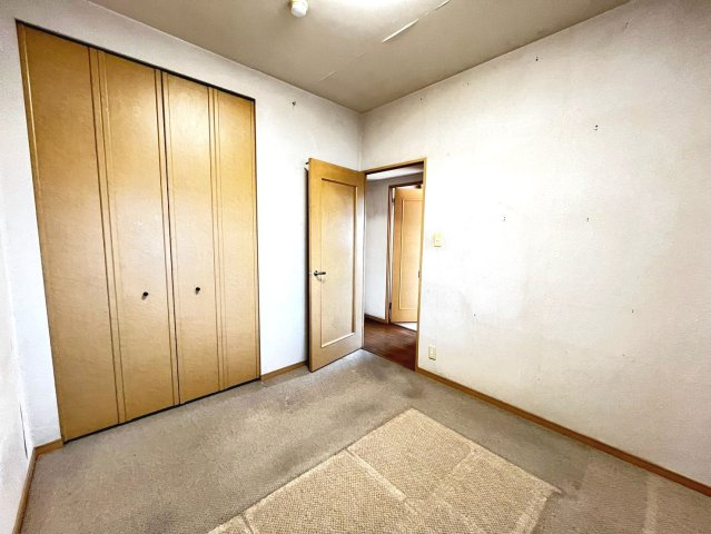 ファミールハイツ泉大津SHC 2番館の寝室|アルザ泉大津まで徒歩１５分！休日のお出かけや普段のお買い物にも便利ですね♪
