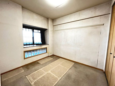 【洋室】 | ファミールハイツ泉大津SHC 2番館 | 出窓がおしゃれな約5帖の洋室。お子様部屋にいかがでしょうか？♪