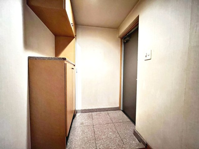 【玄関】 | ファミールハイツ泉大津SHC 2番館 | 玄関にシューズボックスありますよ♪玄関周りもスッキリ片付きますね！