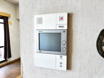 【防犯設備】 | ファミールハイツ泉大津SHC 2番館 | テレビモニター付きインターホンで訪問者の顔を確認してからドアを開けられます♪