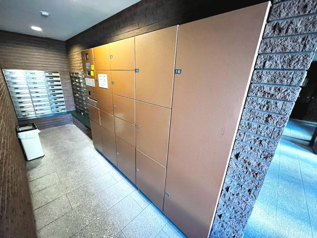 ファミールハイツ泉大津SHC 2番館のその他共用部分|不在時の荷物の受け取りにも便利な宅配ボックスあり♪