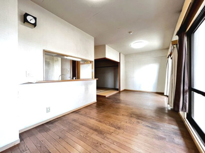 【居間・リビング】 | ファミールハイツ泉大津SHC 2番館 | 【ＬＤＫ約１６．７帖】南向きの明るくゆとりあるリビングに家族の笑顔も増えますね！