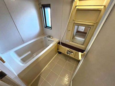 【浴室】 | ファミールハイツ泉大津SHC 2番館 | 浴室には窓があり換気良好です♪浴室乾燥機付きですので、雨の日の洗濯物も安心ですね！