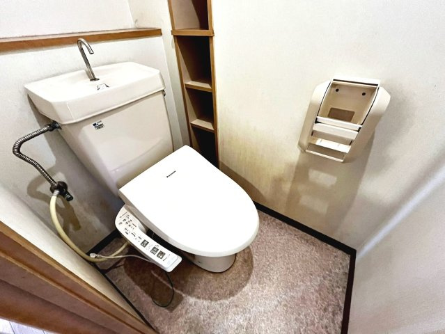 ファミールハイツ泉大津SHC 2番館のトイレ|トイレには洗浄便座も備わっております♪棚もあります！ストック置き場にも困りません！