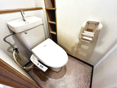 【トイレ】 | ファミールハイツ泉大津SHC 2番館 | トイレには洗浄便座も備わっております♪棚もあります！ストック置き場にも困りません！