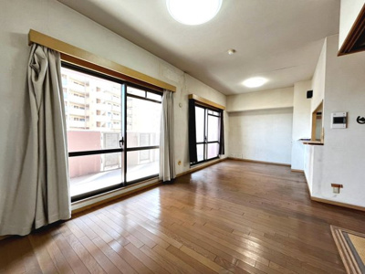 【居間・リビング】 | ファミールハイツ泉大津SHC 2番館 | 家探しはどうやってするの？から資金のことや住宅ローン、税金や制度のことまで住宅の難しいことをわかりやすく説明いたします♪