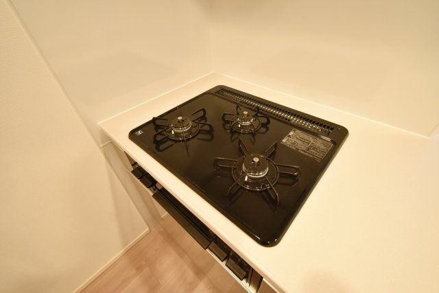 セキュリアコート西宮北口のキッチン|３口ガスコンロ